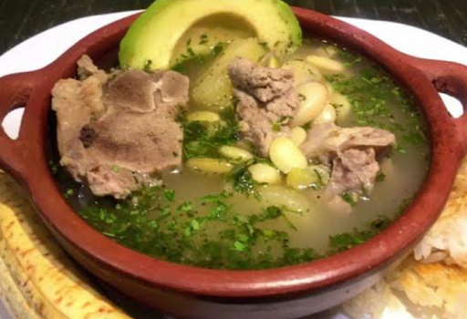 Caldo de habas con chancho